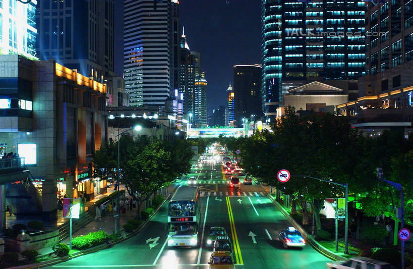 无人,高楼大厦,横图,俯视,室外,夜晚,度假,美景,植物,城市风光,城市,大厦,道路,建筑,路,路灯,摩天大楼,夜景,公路,汽车,照明,上海,中国,亚洲,阴影,光线,影子,景观,灯光,分界线,停车线,交通,娱乐,建设,车,灯,树,树木,绿色,自然,交通工具,轿车,享受,休闲,景色,放松,生长,成长,车行道,车行道分界线,淮海路,照亮,申,照明设备,载具,标线,卢湾区,东亚,车行线,淮海中路,上海市,中华人民共和国,沪,华东地区,马路,彩图,高角度拍摄,大楼,高层建筑,高楼,摩天楼,shgcy1