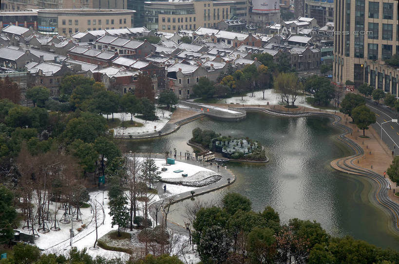 无人,家,横图,俯视,室外,白天,旅游,度假,草地,草坪,湖,湖泊,美景,水,雪,植物,大雪,城市风光,城市,建筑,上海,中国,亚洲,房屋,屋子,湖面,积雪,景观,水流,水面,雪景,冬季,冬天,公寓,娱乐,建设,洋房,楼房,住宅,草,树,树木,绿色,自然,湖水,享受,休闲,景色,放松,寒冷,生长,成长,申,卢湾区,东亚,黄陂南路,上海市,中华人民共和国,沪,华东地区,严寒,彩图,高角度拍摄,房子,太平桥绿地,shgcy1