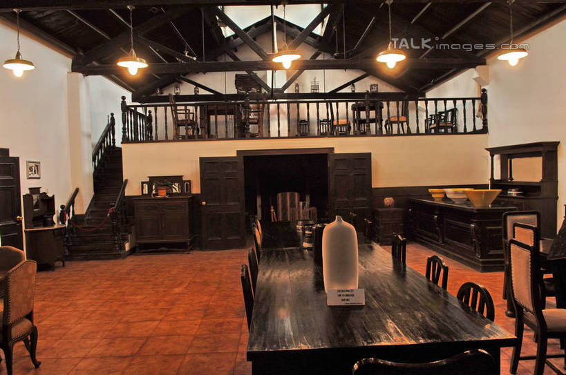 无人,栏杆,横图,室内,白天,正面,旅游,度假,名胜古迹,桌面,桌子,标志建筑,地标,建筑,椅子,照明,上海,中国,亚洲,阴影,遗迹,光线,木制,影子,木椅,木桌,围栏,灯光,古迹,文物,娱乐,建设,古建筑,泰康路,田子坊,护栏,吊灯,灯,木制品,灯具,享受,休闲,旅游胜地,放松,照亮,申,照明设备,卢湾区,古文明,东亚,上海市,中华人民共和国,沪,华东地区,彩图,木桌子,shgcy1