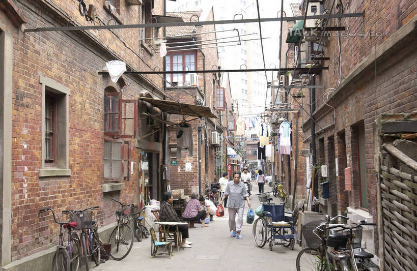 东方人,家,坐,走,横图,室外,白天,正面,旅游,度假,名胜古迹,标志建筑,地标,建筑,自行车,上海,中国,亚洲,服装,遗迹,房屋,屋子,公寓,许多人,休闲装,黄种人,古迹,文物,娱乐,建设,古建筑,洋房,楼房,住宅,车,脚踏车,衣服,交通工具,一群人,享受,休闲,休闲服,旅游胜地,放松,服饰,申,载具,古文明,东亚,松江区,上海市,中华人民共和国,沪,华东地区,男人,男性,女人,女性,中年男性,中年女性,亚洲人,步行,散步,走路,坐着,彩图,全身,房子,shgcy1