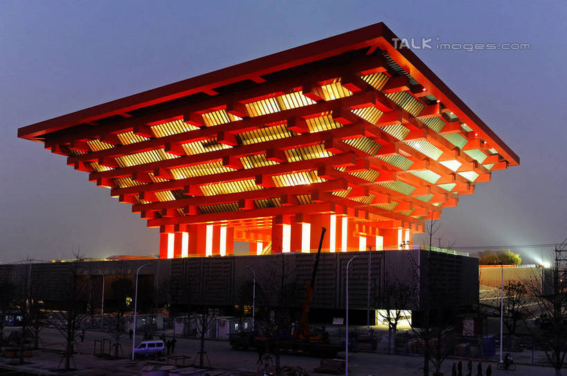 无人,横图,彩色,室外,夜晚,仰视,度假,美景,植物,城市风光,标志建筑,城市,地标,建筑,霓虹灯,夜景,上海,中国,亚洲,阴影,光线,影子,景观,灯光,七彩,娱乐,光源,建设,霓虹,灯,树,树木,绿色,自然,享受,休闲,上海世博馆,世博馆,中国国家馆,上海世博会,世博,世博会,景色,放松,生长,成长,申,照明设备,中国馆,东亚,世博园,上海市,中华人民共和国,沪,华东地区,氖灯,彩图,低角度拍摄,shgcy1