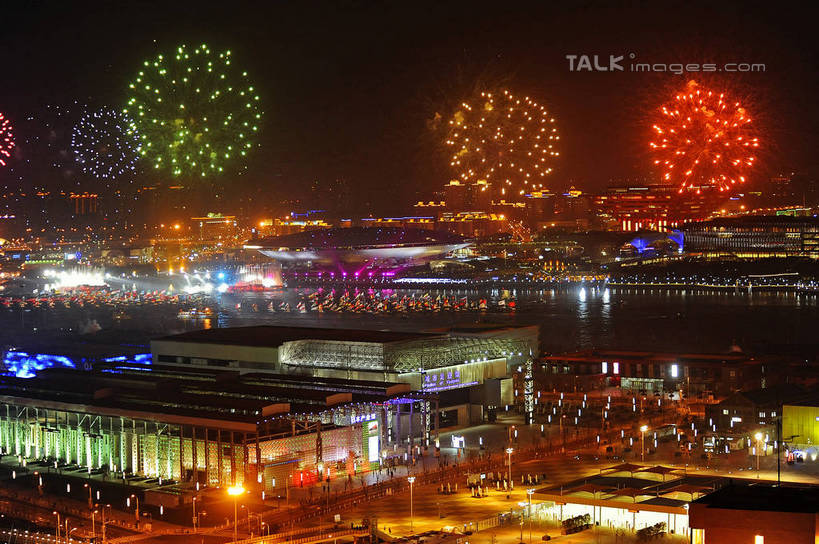 无人,高楼大厦,横图,俯视,航拍,彩色,室外,夜晚,度假,美景,城市风光,标志建筑,城市,大厦,地标,建筑,摩天大楼,霓虹灯,烟火,夜景,上海,中国,亚洲,阴影,庆祝,光线,影子,景观,灯光,七彩,辉煌,娱乐,光源,建设,霓虹,灯,焰火,享受,休闲,灿烂,上海世博馆,世博馆,中国国家馆,上海世博会,世博,世博会,景色,放松,庆贺,璀璨,申,照明设备,鸟瞰,祝贺,礼花,光辉,中国馆,东亚,世博园,上海市,中华人民共和国,沪,华东地区,氖灯,花炮,礼花炮,绚烂,光耀,烟花,彩图,高角度拍摄,大楼,高层建筑,高楼,摩天楼,shgcy1