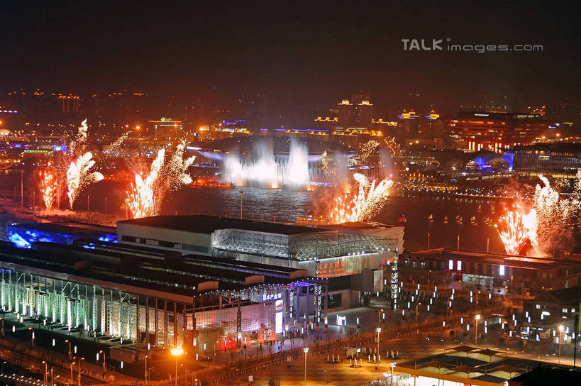 无人,高楼大厦,横图,俯视,航拍,彩色,室外,夜晚,度假,美景,城市风光,标志建筑,城市,大厦,地标,建筑,摩天大楼,霓虹灯,烟火,夜景,上海,中国,亚洲,阴影,庆祝,光线,影子,景观,灯光,七彩,辉煌,娱乐,光源,建设,霓虹,灯,焰火,享受,休闲,灿烂,上海世博馆,世博馆,中国国家馆,上海世博会,世博,世博会,景色,放松,庆贺,璀璨,申,照明设备,鸟瞰,祝贺,礼花,光辉,中国馆,东亚,世博园,上海市,中华人民共和国,沪,华东地区,氖灯,花炮,礼花炮,绚烂,光耀,烟花,彩图,高角度拍摄,大楼,高层建筑,高楼,摩天楼,shgcy1