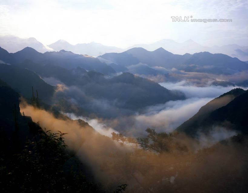 无人,横图,室外,白天,正面,旅游,度假,美景,山,山脉,雾,阴影,朦胧,模糊,光线,影子,景观,山峰,山峦,娱乐,蓝色,蓝天,天空,阳光,自然,群山,天,享受,休闲,景色,放松,晴朗,迷雾,自然风光,万里无云,大雾,晴空,晴空万里,彩图,shgzq1