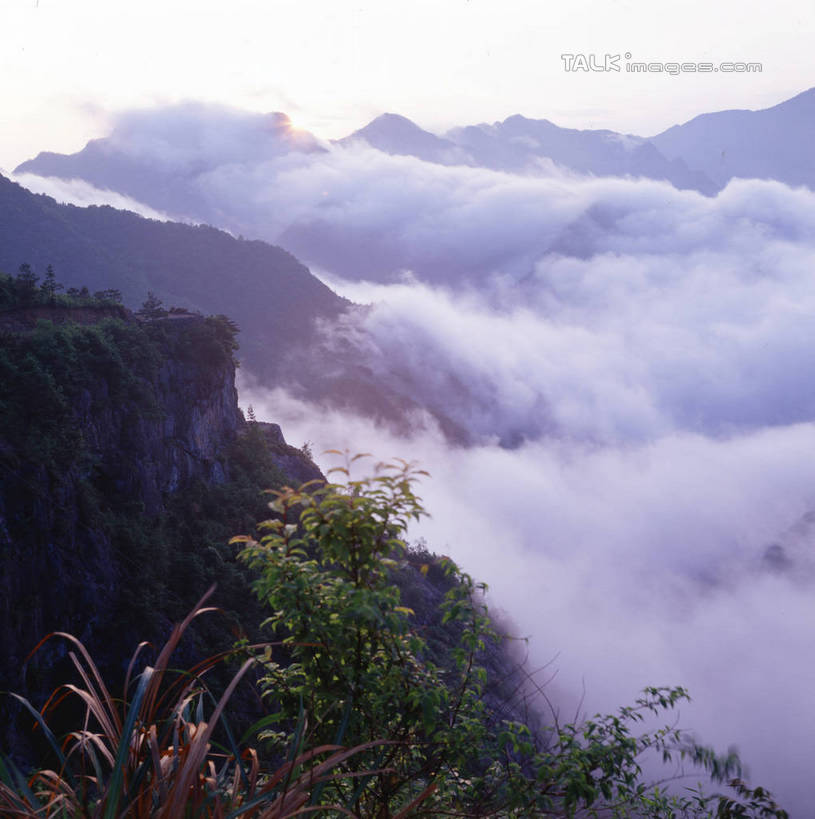无人,竖图,室外,白天,正面,旅游,度假,美景,山,山脉,雾,阴影,朦胧,模糊,光线,影子,景观,山峰,山峦,娱乐,蓝色,蓝天,天空,阳光,自然,群山,天,享受,休闲,景色,放松,晴朗,迷雾,自然风光,万里无云,大雾,晴空,晴空万里,彩图,shgzq1