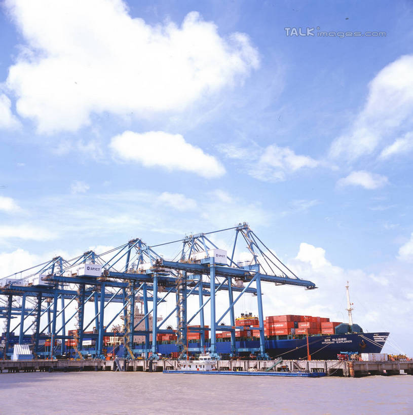 无人,码头,竖图,室外,白天,正面,度假,技术,美景,城市风光,城市,港口,建筑,上海,中国,亚洲,阴影,光线,影子,景观,云,云朵,云彩,娱乐,设备,吊车,施工,蓝色,白云,蓝天,天空,阳光,交通工具,天,享受,休闲,机械,起重机,景色,放松,晴朗,申,工程,载具,东亚,洋山港,上海市,洋山深水港,中华人民共和国,沪,华东地区,工作车,施工车,汽车吊,集装箱码头,晴空,彩图,摆渡口,埠头,渡口,渡头,港湾,海港,货运码头,口岸,商港,深水港,shgzq1