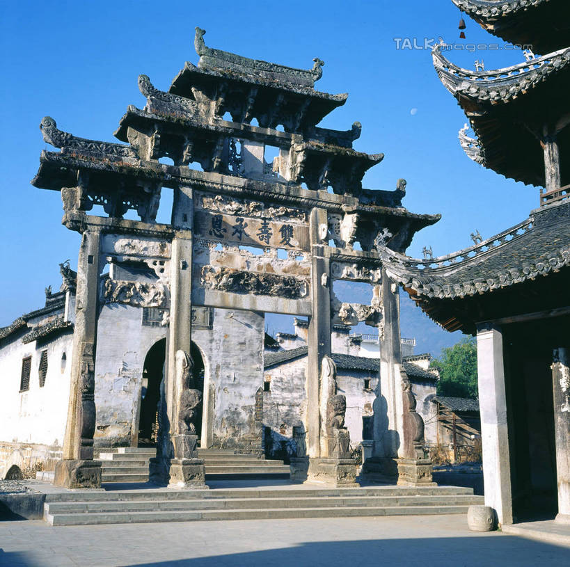 无人,家,横图,室外,白天,正面,旅游,度假,名胜古迹,标志建筑,地标,建筑,阴影,遗迹,光线,瓦片,影子,房屋,墙,屋顶,屋子,公寓,牌坊,牌楼,顶棚,瓦,古迹,文化,文物,娱乐,建设,古建筑,洋房,楼房,墙壁,墙面,住宅,蓝色,蓝天,天空,阳光,天,享受,休闲,旅游胜地,放松,建造,晴朗,纪念,祭祀,表彰,荣誉,古文明,屋瓦,万里无云,荣耀,晴空,晴空万里,彩图,房子,传统文化,shgzq1