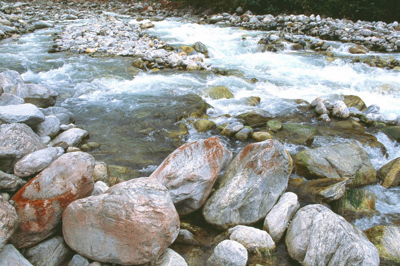 无人,横图,俯视,室外,特写,白天,河流,石头,美景,水,一堆,许多,阴影,堆叠,堆积,光线,石子,影子,河水,景观,水流,很多,小溪,阳光,自然,溪水,鹅卵石,景色,堆,自然风光,按摩石,石块,彩图,高角度拍摄,shgzq1