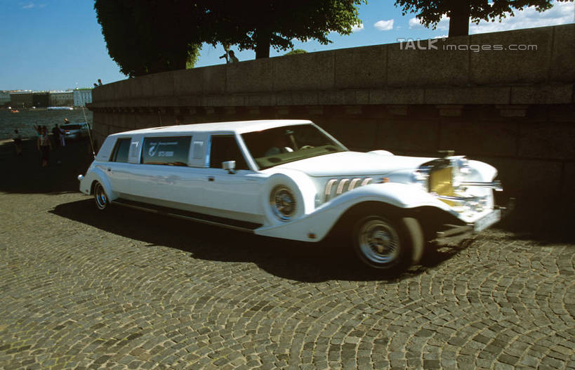 无人,横图,室外,白天,正面,植物,窗户,汽车,欧洲,俄罗斯,亚洲,一辆,停靠,阴影,光线,影子,云,云朵,首都,云彩,玻璃窗,车,树,树木,蓝色,绿色,白云,蓝天,天空,阳光,自然,车窗,交通工具,轿车,天,生长,晴朗,成长,停泊,载具,红场,莫斯科,俄联邦,俄罗斯联邦,莫斯科州,五海之港,莫斯科红场,晴空,彩图,shgzq1