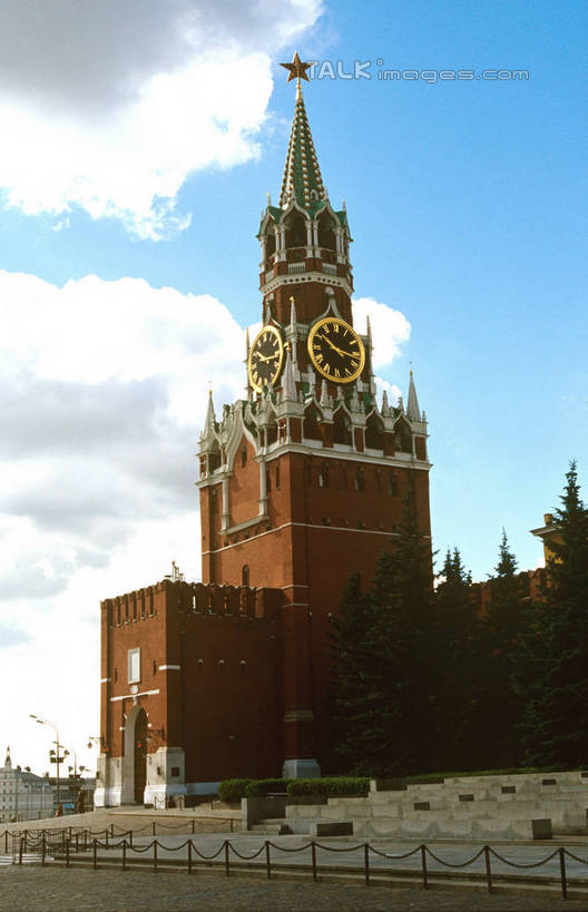 无人,栏杆,竖图,室外,白天,仰视,旅游,度假,标志建筑,道路,地标,建筑,路,公路,欧洲,俄罗斯,亚洲,阴影,时间,光线,时钟,影子,云,云朵,围栏,交通,首都,计时,云彩,娱乐,建设,护栏,蓝色,白云,蓝天,天空,阳光,钟表,天,享受,休闲,表,旅游胜地,放松,晴朗,红场,莫斯科,塔钟,俄联邦,俄罗斯联邦,莫斯科州,五海之港,莫斯科红场,钟,晴空,马路,彩图,低角度拍摄,shgzq1