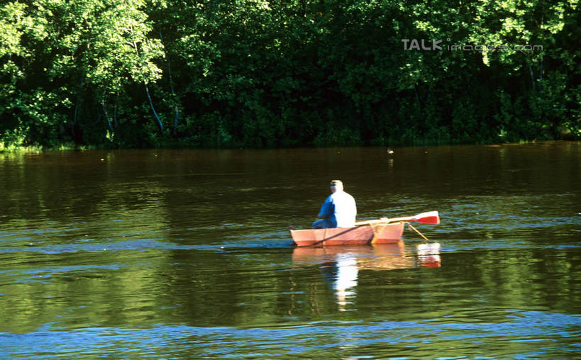西方人,一个人,坐,横图,室外,白天,河流,美景,树林,水,植物,船,欧洲,俄罗斯,欧洲人,亚洲,仅一个男性,仅一个人,阴影,波纹,飞溅,服装,溅,光线,船桨,液体,影子,河水,景观,水滴,水流,木船,首都,休闲装,水珠,树,树木,仅一个年轻男性,背面,衣服,绿色,水纹,阳光,自然,船尾波,交通工具,波浪,休闲,休闲服,景色,服饰,生长,成长,舟,喷洒,自然风光,载具,莫斯科,俄联邦,俄罗斯联邦,莫斯科州,五海之港,男人,男性,年轻男性,白种人,坐着,彩图,全身,shgzq1