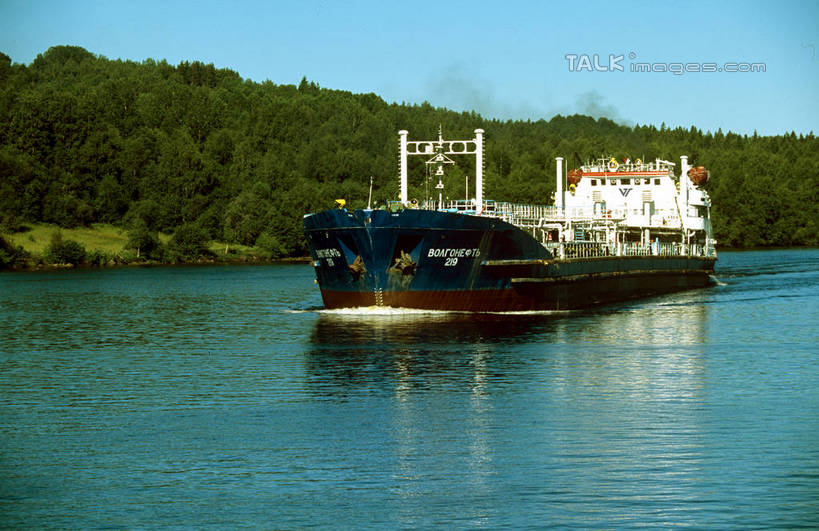 无人,横图,室外,白天,正面,旅游,度假,河流,美景,森林,山,山脉,树林,水,植物,轮船,船,欧洲,俄罗斯,亚洲,阴影,波纹,飞溅,溅,光线,液体,影子,河水,景观,山峰,水滴,水流,山峦,首都,娱乐,水珠,树,树木,蓝色,绿色,蓝天,水纹,天空,阳光,自然,船尾波,交通工具,波浪,群山,天,享受,休闲,景色,放松,生长,晴朗,成长,喷洒,自然风光,载具,莫斯科,万里无云,俄联邦,俄罗斯联邦,莫斯科州,五海之港,晴空,晴空万里,彩图,shgzq1