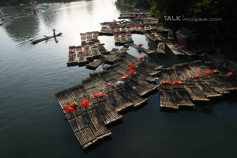 东方人,一个人,站,横图,俯视,室外,白天,旅游,度假,河流,美景,水,桂林,中国,亚洲,仅一个男性,仅一个人,仅一个中年男性,一排,许多,停靠,阴影,波纹,飞溅,服装,整齐,溅,光线,木制,救生衣,液体,影子,河水,景观,水滴,水流,运输工具,很多,注视,黄种人,娱乐,水珠,排列,衣服,水纹,阳光,自然,木制品,船尾波,交通工具,波浪,观察,看,站着,享受,休闲,景色,放松,充气,服饰,观看,广西,救生背心,察看,救生,衣着,穿着,队列,关注,喷洒,停泊,自然风光,载具,东亚,漓江,木筏,阳朔,广西壮族自治区,中华人民共和国,桂林市,桂,华南地区,衣饰,浮水衣,水上交通工具,阳朔县,男人,男性,中年男性,亚洲人,站立,彩图,高角度拍摄,全身,shgzq1