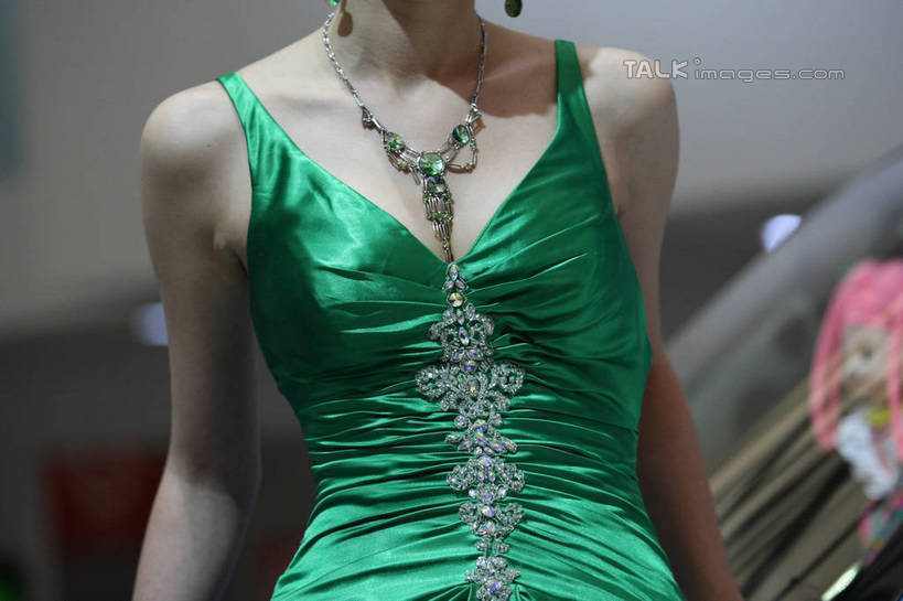 东方人,一个人,模特,站,横图,室内,白天,正面,裙子,窗户,汽车,项链,上海,中国,亚洲,仅一个年轻女性,仅一个女性,仅一个人,一辆,阴影,连衣裙,朦胧,模糊,反射,影子,黄种人,玻璃窗,车,装饰品,绿色,车窗,耳环,饰品,首饰,交通工具,轿车,站着,车模,展示,搭,展览,车展,吊带裙,申,搭着,载具,东亚,上海市,中华人民共和国,沪,华东地区,耳饰,年轻女性,女人,女性,亚洲人,模特儿,站立,半身,彩图,汽车展览,shgzq1