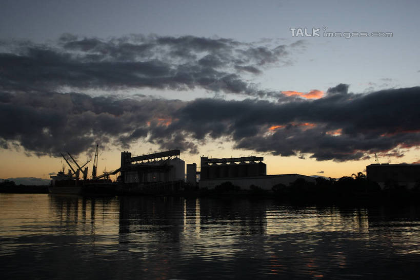 无人,码头,横图,室外,白天,正面,海浪,海洋,日落,港口,浪花,晚霞,霞光,落日,背光,海水,黄昏,彩霞,逆光,海景,夕照,薄暮,集装箱码头,大海,风浪,海,海水的波动,近岸浪,涌浪,夕阳,彩图,傍晚,摆渡口,埠头,渡口,渡头,港湾,海港,货运码头,口岸,商港,斜阳,shgzq1