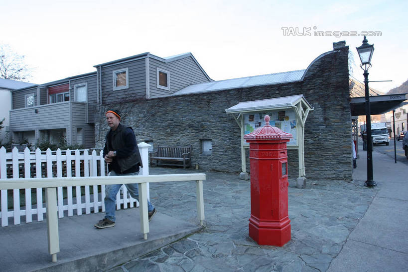 西方人,一个人,家,栏杆,走,横图,室外,白天,正面,树林,植物,别墅,道路,路,路灯,照明,欧洲,欧洲人,仅一个男性,仅一个人,阴影,服装,传递,光线,信息,影子,房屋,屋子,公寓,围栏,小路,灯光,枝条,交通,联系,注视,休闲装,洋房,护栏,楼房,邮筒,邮箱,住宅,灯,树,树木,树枝,仅一个年轻男性,衣服,红色,蓝色,绿色,蓝天,天空,阳光,自然,天,观察,看,休闲,休闲服,联络,邮递,通信,服饰,生长,晴朗,成长,观看,照亮,察看,照明设备,关注,邮政,万里无云,虬枝,枝杈,男人,男性,年轻男性,白种人,晴空,晴空万里,步行,散步,走路,彩图,全身,房子,shgzq1