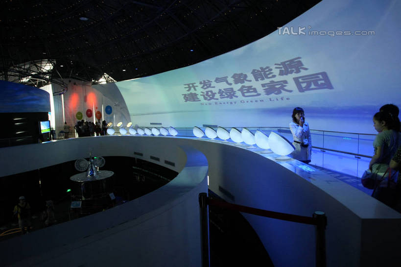 东方人,栏杆,站,走,横图,室内,白天,正面,旅游,度假,显示器,标志建筑,地标,建筑,上海,中国,亚洲,行人,游客,游人,服装,标志,屏幕,文字,字符,围栏,许多人,扭头,注视,休闲装,黄种人,娱乐,标识,显示屏,建设,护栏,路人,旅客,衣服,话筒,观察,看,站着,转头,一群人,享受,休闲,休闲服,世界气象馆,上海世博馆,世博馆,上海世博会,世博,世博会,汉字,旅游胜地,放松,服饰,观看,申,察看,麦克风,关注,扩音器,中文,传声器,输出设备,东亚,气象馆,世博园,上海市,中华人民共和国,沪,华东地区,国文,华文,微音器,过客,男人,男性,年轻男性,年轻女性,女人,女性,亚洲人,步行,散步,站立,走路,半身,彩图,shgzq1