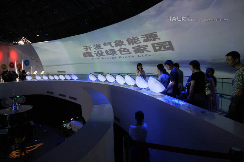 东方人,栏杆,站,走,横图,室内,白天,正面,旅游,度假,显示器,标志建筑,地标,建筑,上海,中国,亚洲,行人,游客,游人,服装,标志,屏幕,文字,字符,围栏,许多人,注视,休闲装,黄种人,娱乐,标识,显示屏,建设,护栏,路人,旅客,衣服,话筒,观察,看,站着,一群人,享受,休闲,休闲服,世界气象馆,上海世博馆,世博馆,上海世博会,世博,世博会,汉字,旅游胜地,放松,服饰,观看,申,察看,麦克风,关注,扩音器,中文,传声器,输出设备,东亚,气象馆,世博园,上海市,中华人民共和国,沪,华东地区,国文,华文,微音器,过客,男人,男性,年轻男性,年轻女性,女人,女性,亚洲人,步行,散步,站立,走路,半身,彩图,shgzq1