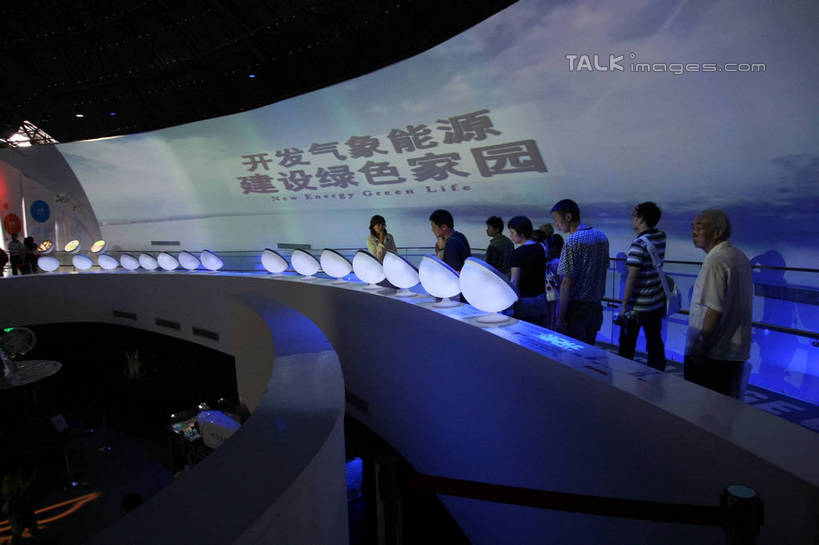 东方人,栏杆,站,走,横图,室内,白天,正面,旅游,度假,显示器,标志建筑,地标,建筑,上海,中国,亚洲,行人,游客,游人,服装,标志,屏幕,文字,字符,围栏,许多人,注视,休闲装,黄种人,娱乐,标识,显示屏,建设,护栏,路人,旅客,衣服,话筒,观察,看,站着,一群人,享受,休闲,休闲服,世界气象馆,上海世博馆,世博馆,上海世博会,世博,世博会,汉字,旅游胜地,放松,服饰,观看,申,察看,麦克风,关注,扩音器,中文,传声器,输出设备,东亚,气象馆,世博园,上海市,中华人民共和国,沪,华东地区,国文,华文,微音器,过客,男人,男性,年轻男性,年轻女性,女人,女性,亚洲人,步行,散步,站立,走路,半身,彩图,shgzq1