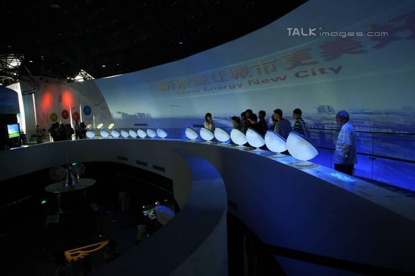 东方人,栏杆,站,走,横图,室内,白天,正面,旅游,度假,显示器,标志建筑,地标,建筑,上海,中国,亚洲,行人,游客,游人,服装,标志,屏幕,文字,字符,围栏,许多人,注视,休闲装,黄种人,娱乐,标识,显示屏,建设,护栏,路人,旅客,衣服,话筒,观察,看,站着,一群人,享受,休闲,休闲服,世界气象馆,上海世博馆,世博馆,上海世博会,世博,世博会,汉字,旅游胜地,放松,服饰,观看,申,察看,麦克风,关注,扩音器,中文,传声器,输出设备,东亚,气象馆,世博园,上海市,中华人民共和国,沪,华东地区,国文,华文,微音器,过客,男人,男性,年轻男性,年轻女性,女人,女性,亚洲人,步行,散步,站立,走路,半身,彩图,shgzq1