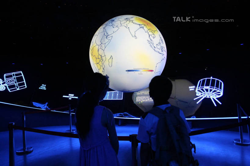 东方人,两个人,站,横图,室内,白天,旅游,度假,仪器,海洋,标志建筑,地标,建筑,地图,上海,中国,亚洲,行人,游客,游人,握,阴影,服装,光线,网格,包,地球仪,线条,影子,世界地图,地球,陆地,灯光,全球,旅行包,注视,休闲装,黄种人,娱乐,建设,路人,旅客,球,背面,衣服,背包,经纬线,模型,观察,看,站着,享受,休闲,球体,休闲服,世界气象馆,上海世博馆,世博馆,上海世博会,世博,世博会,旅游胜地,放松,握着,地理,国家,服饰,观看,申,大陆,察看,世界,关注,纬线,版图,经线,东亚,气象馆,世博园,上海市,经纬仪,地理学,中华人民共和国,沪,华东地区,旅游包,过客,男人,男性,年轻男性,年轻女性,女人,女性,亚洲人,站立,半身,彩图,大洋,大洲,双肩包,shgzq1