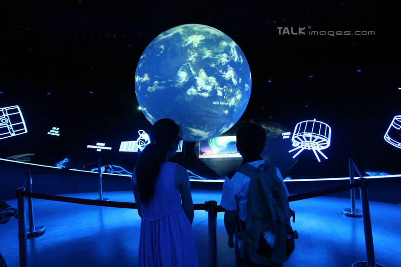 东方人,两个人,站,横图,室内,白天,旅游,度假,仪器,海洋,标志建筑,地标,建筑,地图,上海,中国,亚洲,行人,游客,游人,握,阴影,服装,光线,网格,包,地球仪,线条,影子,世界地图,地球,陆地,灯光,全球,旅行包,注视,休闲装,黄种人,娱乐,建设,路人,旅客,球,背面,衣服,背包,经纬线,模型,观察,看,站着,享受,休闲,球体,休闲服,世界气象馆,上海世博馆,世博馆,上海世博会,世博,世博会,旅游胜地,放松,握着,地理,国家,服饰,观看,申,大陆,察看,世界,关注,纬线,版图,经线,东亚,气象馆,世博园,上海市,经纬仪,地理学,中华人民共和国,沪,华东地区,旅游包,过客,男人,男性,年轻男性,年轻女性,女人,女性,亚洲人,站立,半身,彩图,大洋,大洲,双肩包,shgzq1