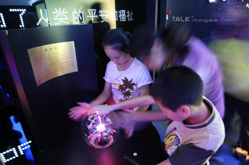 东方人,儿童,三个人,家庭,父亲,女儿,儿子,站,摸,横图,室内,白天,正面,旅游,度假,纯洁,标志建筑,地标,建筑,上海,中国,亚洲,抚摸,阴影,服装,光线,标志,文字,影子,字符,灯光,注视,休闲装,黄种人,娱乐,标识,建设,小孩,衣服,低头,观察,看,站着,享受,休闲,温暖,温馨,父女,父子,一家人,休闲服,世界气象馆,上海世博馆,世博馆,上海世博会,世博,世博会,汉字,旅游胜地,放松,父爱,可爱,童年,童趣,服饰,观看,申,和睦,察看,关注,中文,童真,东亚,烂漫,无邪,气象馆,世博园,上海市,中华人民共和国,沪,华东地区,国文,华文,天真,男孩,男人,男性,年轻男性,女孩,女人,女性,亚洲人,孩子,年轻人,触摸,接触,站立,半身,彩图,融洽,男生,女生,shgzq1