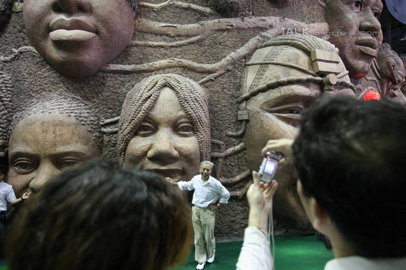 东方人,背部,四个人,伙伴,朋友,站,举,横图,室内,白天,正面,旅游,度假,友谊,标志建筑,地标,建筑,相机,雕塑,上海,中国,亚洲,行人,游客,游人,阴影,服装,艺术,装饰,反射,雕刻,雕像,影子,注视,休闲装,黄种人,娱乐,建设,石雕,路人,旅客,拍照,衣服,数码相机,工艺品,观察,看,托,站着,享受,休闲,休闲服,上海世博馆,世博馆,上海世博会,世博,世博会,旅游胜地,放松,摄影,服饰,观看,纪念,美术,申,察看,关注,主题,陈列,东亚,非洲联合馆,世博园,上海市,中华人民共和国,沪,华东地区,功能,美学,过客,友情,老年男性,男人,男性,年轻男性,年轻女性,女人,女性,亚洲人,照相机,举起,举手,举着,向上举,向上伸,向上托,站立,半身,彩图,照相,联合馆,shgzq1