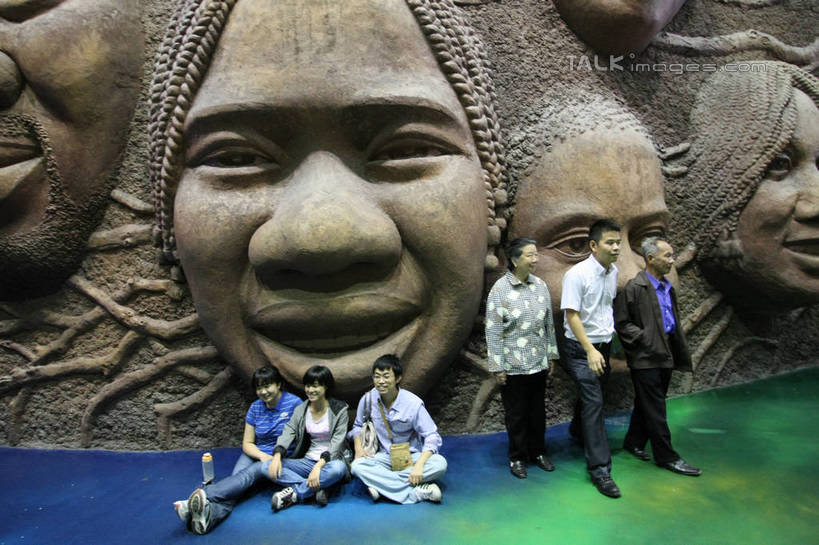 东方人,伙伴,朋友,站,坐,笑,盘腿,微笑,横图,室内,白天,正面,旅游,度假,友谊,水,标志建筑,地标,建筑,雕塑,上海,中国,亚洲,行人,游客,游人,阴影,服装,艺术,装饰,反射,雕刻,雕像,液体,影子,许多人,注视,休闲装,黄种人,娱乐,饮用水,建设,石雕,路人,旅客,衣服,瓶子,塑料制品,工艺品,矿泉水,观察,看,站着,一群人,享受,休闲,休闲服,上海世博馆,世博馆,上海世博会,世博,世博会,塑料瓶,旅游胜地,放松,服饰,观看,纪念,美术,申,察看,关注,主题,陈列,蒸馏水,东亚,非洲联合馆,世博园,上海市,中华人民共和国,沪,华东地区,功能,美学,过客,友情,男人,男性,年轻男性,年轻女性,女人,女性,中年女性,亚洲人,盘腿而坐,盘膝,盘着腿的,盘着腿坐,双腿交叉,站立,坐着,彩图,全身,联合馆,shgzq1