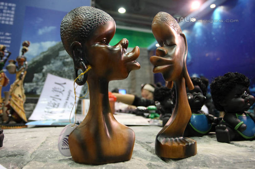 西方人,无人,两个人,横图,室内,白天,正面,旅游,度假,标志建筑,地标,建筑,照明,雕塑,上海,欧洲,非洲,中国,黑人,欧洲人,亚洲,阴影,艺术,装饰,光线,雕刻,雕像,影子,灯光,娱乐,建设,顶灯,灯,工艺品,灯具,享受,休闲,上海世博馆,世博馆,上海世博会,世博,世博会,旅游胜地,放松,纪念,照亮,美术,申,照明设备,主题,陈列,东亚,非洲联合馆,世博园,上海市,中华人民共和国,沪,华东地区,功能,美学,年轻女性,女人,女性,非洲人,彩图,全身,联合馆,拟人,shgzq1