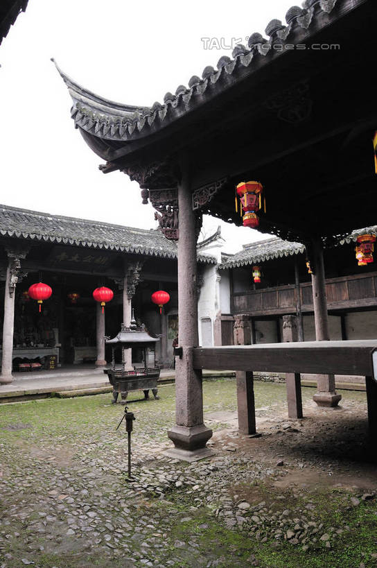 无人,舞台,栏杆,竖图,室外,白天,正面,旅游,度假,草地,草坪,名胜古迹,植物,标志建筑,地标,建筑,照明,仙居,中国,亚洲,吊挂,悬挂,阴影,遗迹,光线,灯笼,瓦片,影子,纸灯笼,屋顶,围栏,挂,顶棚,瓦,古迹,文物,娱乐,建设,古建筑,浙江,护栏,草,浙江省,蓝色,绿色,蓝天,天空,阳光,灯具,天,享受,休闲,旅游胜地,放松,建造,戏台,照亮,照明设备,古文明,东亚,屋瓦,中华人民共和国,华东地区,浙,台州,台州市,表演台,彩图,仙居县,皤滩镇,皤滩乡,皤滩古镇,shlbh1