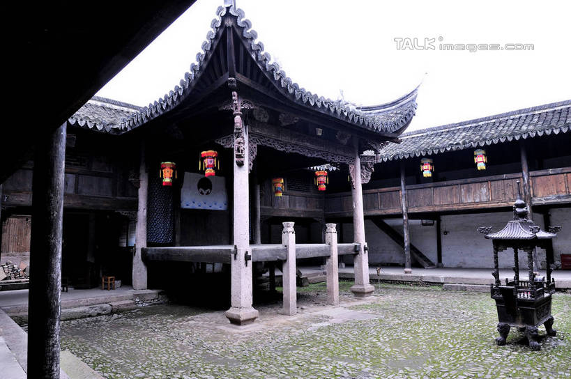 无人,舞台,栏杆,横图,室外,白天,正面,旅游,度假,草地,草坪,名胜古迹,植物,标志建筑,地标,建筑,照明,仙居,中国,亚洲,吊挂,悬挂,阴影,遗迹,光线,灯笼,瓦片,影子,纸灯笼,屋顶,围栏,挂,顶棚,瓦,古迹,文物,娱乐,建设,古建筑,浙江,护栏,草,浙江省,蓝色,绿色,蓝天,天空,阳光,灯具,天,享受,休闲,旅游胜地,放松,建造,戏台,照亮,照明设备,古文明,东亚,屋瓦,中华人民共和国,华东地区,浙,台州,台州市,表演台,彩图,仙居县,皤滩镇,皤滩乡,皤滩古镇,shlbh1