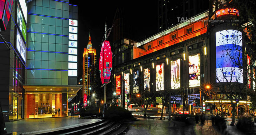 无人,商店,横图,室外,夜晚,正面,购物,旅游,度假,消费,显示器,窗户,楼梯,标志建筑,超市,道路,地标,建筑,路,路灯,商场,夜景,公路,照明,上海,中国,亚洲,阴影,光线,屏幕,影子,阶梯,灯光,交通,娱乐,显示屏,建设,玻璃窗,台阶,灯,南京西路,享受,休闲,旅游胜地,放松,金融,百货,恒隆广场,照亮,申,照明设备,选购,贸易,百货公司,输出设备,东亚,静安区,上海市,中华人民共和国,沪,华东地区,血拼,马路,彩图,购物商场,购物中心,商业中心,shlbh1