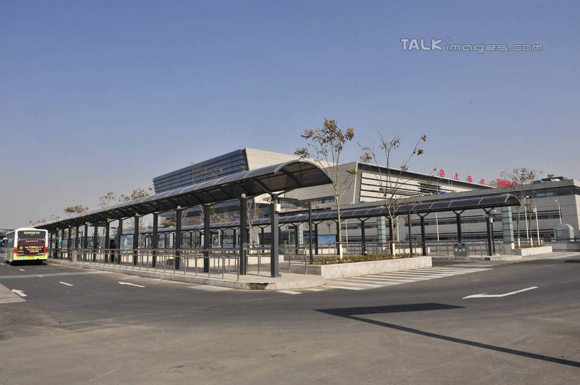 无人,横图,室外,白天,正面,度假,美景,城市风光,城市,路灯,公共汽车,车站,照明,停靠,阴影,光线,影子,景观,灯光,巴士,站台,公交车,娱乐,月台,车,灯,蓝色,蓝天,天空,阳光,交通工具,天,享受,休闲,景色,放松,晴朗,照亮,照明设备,停泊,载具,万里无云,晴空,晴空万里,彩图,shlbh1