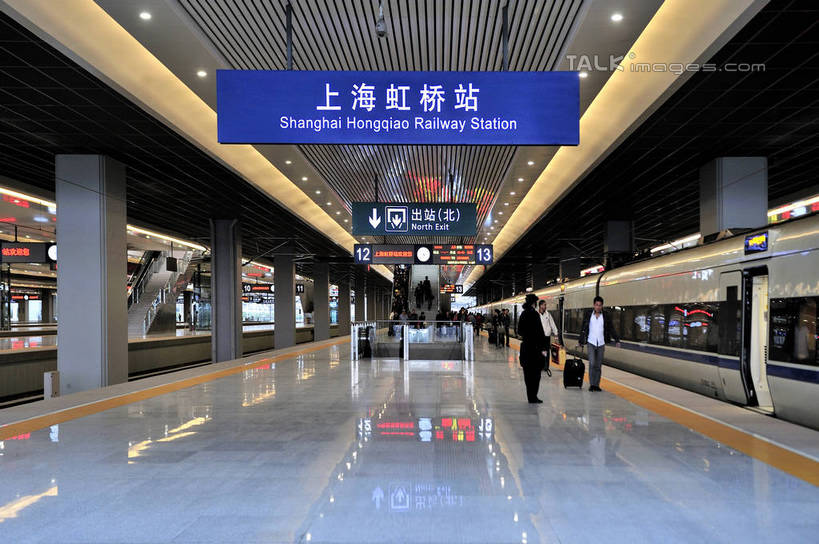 东方人,两个人,走,横图,室内,白天,正面,旅游,度假,标志建筑,地标,建筑,照明,上海,中国,亚洲,行人,阴影,服装,光线,英文,标志,拉杆箱,旅行箱,文字,影子,字符,字母,走道,走廊,过道,灯光,注视,休闲装,黄种人,娱乐,标识,建设,顶灯,路人,灯,衣服,行李箱,箱子,灯具,观察,看,享受,休闲,休闲服,汉字,旅游胜地,放松,服饰,观看,出差,英文字母,照亮,申,察看,照明设备,关注,中文,东亚,长宁区,虹桥枢纽,上海市,中华人民共和国,沪,华东地区,国文,华文,过客,男人,男性,年轻男性,亚洲人,步行,散步,走路,彩图,全身,旅行,虹桥综合交通枢纽,shlbh1