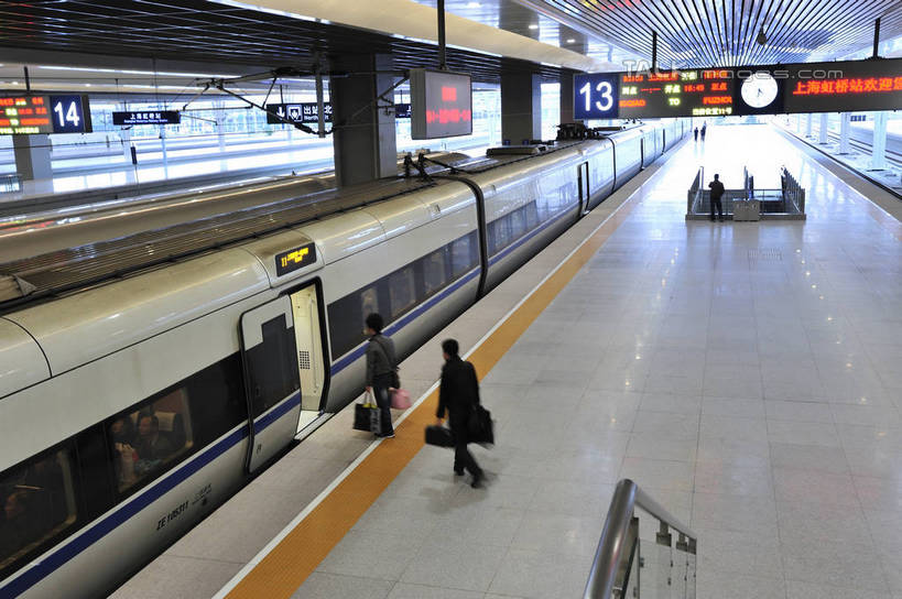 东方人,两个人,走,横图,俯视,室内,白天,旅游,度假,显示器,标志建筑,地标,地铁,建筑,车站,上海,中国,亚洲,行人,服装,时间,包,标志,屏幕,时钟,数字,文字,字符,走道,走廊,过道,站台,轨道交通,计时,旅行包,拎,休闲装,黄种人,娱乐,标识,显示屏,建设,月台,路人,衣服,钟表,享受,休闲,休闲服,汉字,表,旅游胜地,放松,阿拉伯数字,服饰,申,中文,输出设备,东亚,长宁区,虹桥枢纽,上海市,中华人民共和国,沪,华东地区,国文,华文,旅游包,提包,过客,男人,男性,年轻男性,亚洲人,钟,步行,走路,彩图,高角度拍摄,全身,地铁机动车,地下铁,轻轨,虹桥综合交通枢纽,拎着,shlbh1