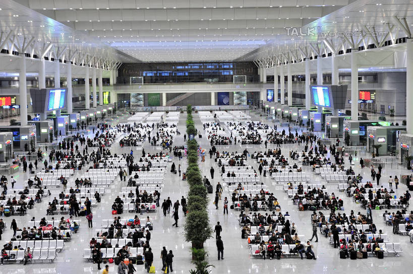 东方人,站,坐,走,横图,室内,白天,正面,旅游,度假,显示器,植物,标志建筑,地标,建筑,椅子,上海,中国,亚洲,一排,许多,行人,游客,游人,阴影,服装,整齐,光线,拉杆箱,旅行箱,盆栽,屏幕,影子,灯光,盆景,很多,许多人,注视,休闲装,黄种人,娱乐,显示屏,建设,路人,旅客,排列,衣服,绿色,自然,行李箱,箱子,观察,看,站着,一群人,享受,休闲,休闲服,旅游胜地,放松,服饰,生长,成长,观看,出差,申,察看,队列,关注,输出设备,东亚,长宁区,虹桥枢纽,上海市,中华人民共和国,沪,华东地区,过客,男人,男性,年轻男性,年轻女性,女人,女性,亚洲人,步行,散步,站立,走路,坐着,半身,彩图,旅行,虹桥综合交通枢纽,shlbh1