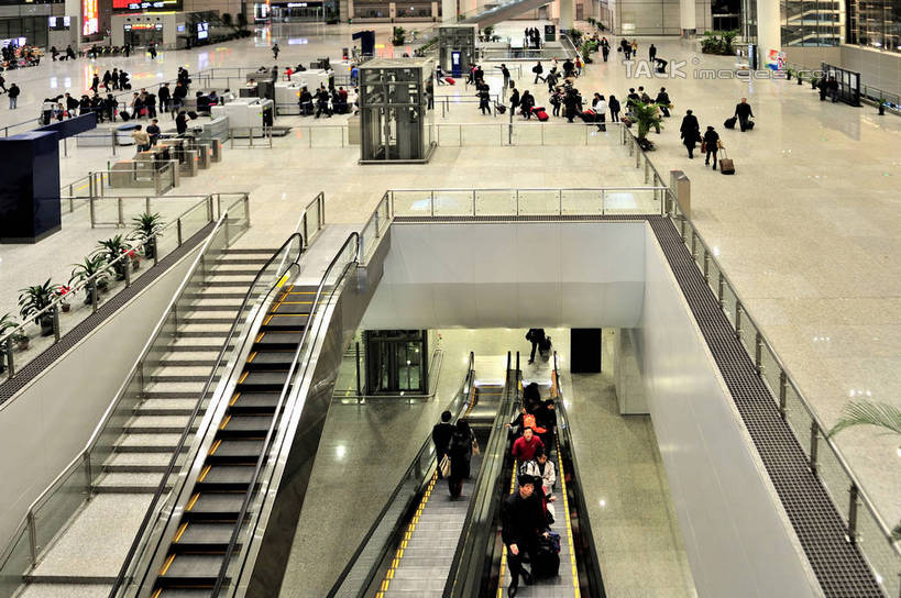 东方人,站,坐,走,横图,室内,白天,正面,旅游,度假,植物,标志建筑,地标,电梯,建筑,椅子,上海,中国,亚洲,行人,游客,游人,服装,拉杆箱,旅行箱,盆栽,盆景,运输工具,许多人,注视,休闲装,黄种人,娱乐,建设,路人,旅客,衣服,绿色,自然,行李箱,箱子,观察,看,站着,一群人,享受,休闲,休闲服,旅游胜地,放松,服饰,升降梯,生长,成长,观看,出差,申,察看,关注,东亚,长宁区,虹桥枢纽,上海市,中华人民共和国,沪,华东地区,过客,男人,男性,年轻男性,年轻女性,女人,女性,亚洲人,步行,散步,站立,走路,坐着,半身,彩图,旅行,虹桥综合交通枢纽,升降设备,shlbh1