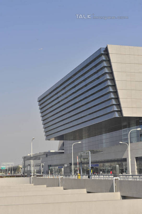 无人,栏杆,火车站,竖图,室外,白天,正面,旅游,度假,标志建筑,地标,建筑,路灯,照明,上海,中国,亚洲,阴影,光线,影子,围栏,灯光,娱乐,建设,护栏,灯,蓝色,蓝天,天空,阳光,天,享受,休闲,旅游胜地,放松,晴朗,虹桥火车站,照亮,申,照明设备,东亚,闵行区,上海市,万里无云,中华人民共和国,沪,华东地区,晴空,晴空万里,彩图,铁路车站,铁路站,上海虹桥站,shlbh1