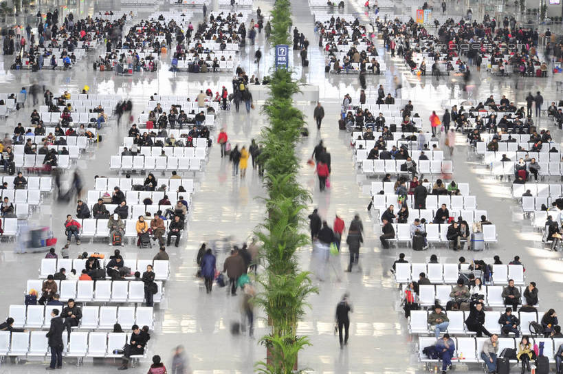 东方人,站,坐,走,横图,俯视,室内,白天,旅游,度假,植物,标志建筑,地标,建筑,椅子,上海,中国,亚洲,一排,许多,行人,游客,游人,阴影,服装,整齐,光线,拉杆箱,旅行箱,盆栽,影子,灯光,盆景,闸机,交通,很多,许多人,注视,休闲装,黄种人,娱乐,建设,自动检票机,路人,旅客,排列,衣服,绿色,自然,行李箱,箱子,观察,看,站着,一群人,享受,休闲,休闲服,旅游胜地,放松,服饰,生长,成长,观看,出差,申,察看,队列,关注,东亚,长宁区,虹桥枢纽,上海市,中华人民共和国,沪,华东地区,检票,检票机,检票设备,过客,男人,男性,年轻男性,年轻女性,女人,女性,亚洲人,步行,散步,站立,走路,坐着,半身,彩图,高角度拍摄,旅行,虹桥综合交通枢纽,shlbh1