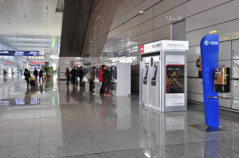 东方人,站,走,横图,室内,白天,侧面,旅游,度假,取款机,机器,植物,标志建筑,地标,建筑,车站,上海,中国,亚洲,行人,游客,游人,阴影,服装,光线,包,盆栽,影子,灯光,盆景,站台,许多人,旅行包,注视,休闲装,黄种人,娱乐,设备,建设,月台,路人,旅客,衣服,绿色,自然,背包,观察,看,站着,一群人,享受,休闲,休闲服,旅游胜地,放松,服饰,生长,成长,观看,等待,申,察看,关注,销售,贩卖,atm机,东亚,自动售票机,自动柜员机,虹桥枢纽,上海市,中华人民共和国,沪,华东地区,售票机,旅游包,过客,自动取款机,男人,男性,年轻男性,年轻女性,女人,女性,亚洲人,步行,站立,走路,彩图,全身,虹桥综合交通枢纽,双肩包,shlbh1