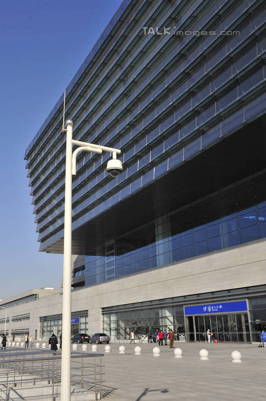 无人,竖图,室外,白天,正面,旅游,度假,窗户,落地窗,标志建筑,地标,建筑,路灯,车站,照明,上海,中国,亚洲,阴影,光线,影子,灯光,站台,娱乐,建设,月台,玻璃窗,灯,蓝色,蓝天,天空,阳光,天,享受,休闲,旅游胜地,放松,晴朗,照亮,申,照明设备,东亚,虹桥枢纽,上海市,万里无云,中华人民共和国,沪,华东地区,晴空,晴空万里,彩图,虹桥综合交通枢纽,shlbh1