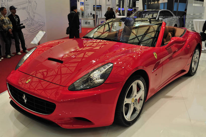 东方人,四个人,站,横图,室内,白天,正面,旅游,度假,标志建筑,地标,建筑,汽车,上海,中国,亚洲,一辆,行人,游客,游人,停靠,服装,跑车,注视,休闲装,黄种人,娱乐,建设,浦东,路人,旅客,车,衣服,红色,交通工具,观察,看,站着,享受,休闲,休闲服,展示,旅游胜地,放松,服饰,观看,展览,车展,申,察看,关注,停泊,载具,浦东新区,东亚,上海新国际博览中心,法拉利,上海市,龙阳路,中华人民共和国,沪,华东地区,过客,男人,男性,年轻男性,亚洲人,站立,半身,彩图,汽车展览,shlbh1