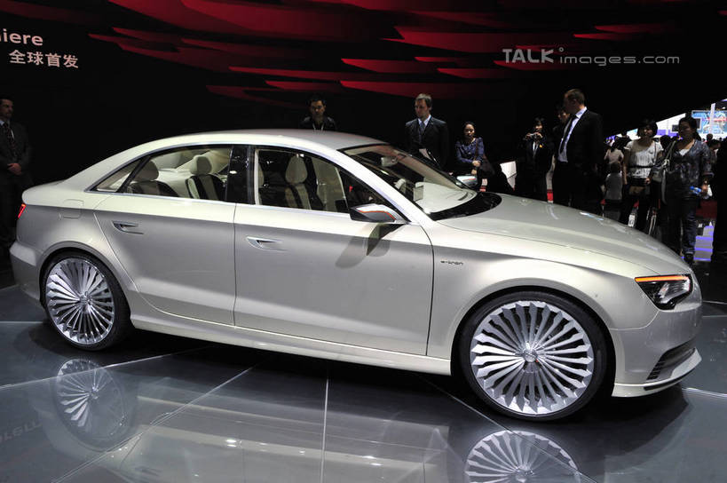 西方人,同事,商务人士,商务男性,站,横图,室内,白天,正面,衬衫,旅游,度假,成功,合作,团队,集体,信心,标志建筑,地标,建筑,汽车,上海,欧洲,中国,欧洲人,亚洲,一辆,停靠,阴影,套装,光线,影子,灯光,领带,许多人,注视,娱乐,建设,队伍,浦东,车,交通工具,轿车,观察,看,站着,一群人,享受,休闲,展示,旅游胜地,放松,观看,展览,车展,奥迪,申,察看,领导,象征,庄重,成就,关注,停泊,载具,商务装,身份,合伙,领袖,工薪阶层,浦东新区,东亚,上海新国际博览中心,上海市,龙阳路,中华人民共和国,沪,华东地区,正式,地位,男人,男性,中年男性,白种人,白领,上班族,站立,半身,彩图,衬衣,汽车展览,shlbh1