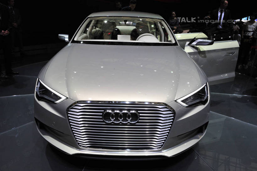 东方人,一个人,商务人士,商务男性,站,横图,室内,白天,正面,衬衫,旅游,度假,窗户,门,标志建筑,地标,建筑,汽车,照明,上海,中国,亚洲,仅一个男性,仅一个人,仅一个中年男性,一辆,停靠,阴影,套装,光线,影子,灯光,领带,注视,黄种人,娱乐,建设,浦东,玻璃窗,车,灯,车窗,车门,灯具,门框,交通工具,轿车,打开,观察,看,站着,享受,休闲,展示,旅游胜地,放松,观看,展览,车展,奥迪,照亮,申,察看,开启,象征,庄重,照明设备,关注,停泊,载具,商务装,身份,工薪阶层,浦东新区,东亚,上海新国际博览中心,上海市,龙阳路,前照灯,前大灯,车前灯,中华人民共和国,沪,华东地区,正式,地位,男人,男性,中年男性,亚洲人,白领,上班族,站立,彩图,全身,衬衣,汽车展览,shlbh1