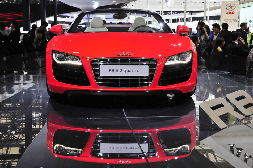 东方人,站,走,横图,室内,白天,正面,旅游,度假,窗户,标志建筑,地标,建筑,汽车,照明,上海,中国,亚洲,一辆,行人,游客,游人,阴影,服装,光线,英文,标志,瓷砖,地砖,文字,影子,字符,字母,灯光,地面,跑车,许多人,注视,休闲装,黄种人,娱乐,标识,建设,浦东,路人,旅客,玻璃窗,车,灯,衣服,红色,车窗,灯具,交通工具,观察,看,站着,一群人,享受,休闲,休闲服,展示,旅游胜地,放松,服饰,观看,展览,车展,奥迪,英文字母,照亮,申,察看,照明设备,关注,载具,敞篷跑车,浦东新区,东亚,上海新国际博览中心,上海市,龙阳路,前照灯,前大灯,车前灯,中华人民共和国,沪,华东地区,过客,男人,男性,年轻男性,年轻女性,女人,女性,亚洲人,步行,散步,站立,走路,半身,彩图,汽车展览,shlbh1