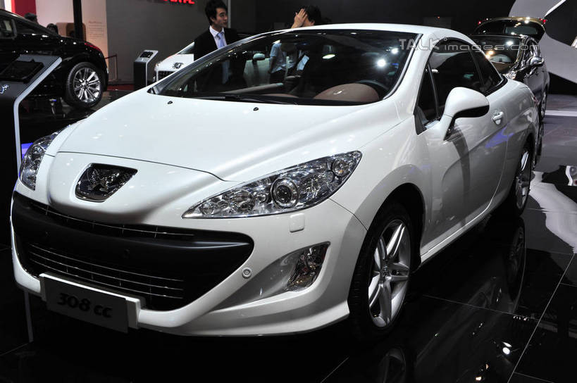 东方人,两个人,商务人士,商务男性,站,横图,室内,白天,正面,衬衫,旅游,度假,标志建筑,地标,建筑,汽车,上海,中国,亚洲,一辆,停靠,阴影,套装,光线,影子,灯光,领带,注视,黄种人,娱乐,建设,浦东,相视,车,交通工具,轿车,观察,看,站着,享受,休闲,面对面,展示,旅游胜地,放松,观看,展览,车展,对视,申,察看,互视,象征,庄重,关注,停泊,载具,相对,商务装,身份,工薪阶层,浦东新区,东亚,上海新国际博览中心,东风标致,上海市,龙阳路,相看,中华人民共和国,沪,华东地区,正式,地位,男人,男性,年轻男性,年轻女性,女人,女性,亚洲人,白领,上班族,站立,半身,彩图,衬衣,汽车展览,shlbh1