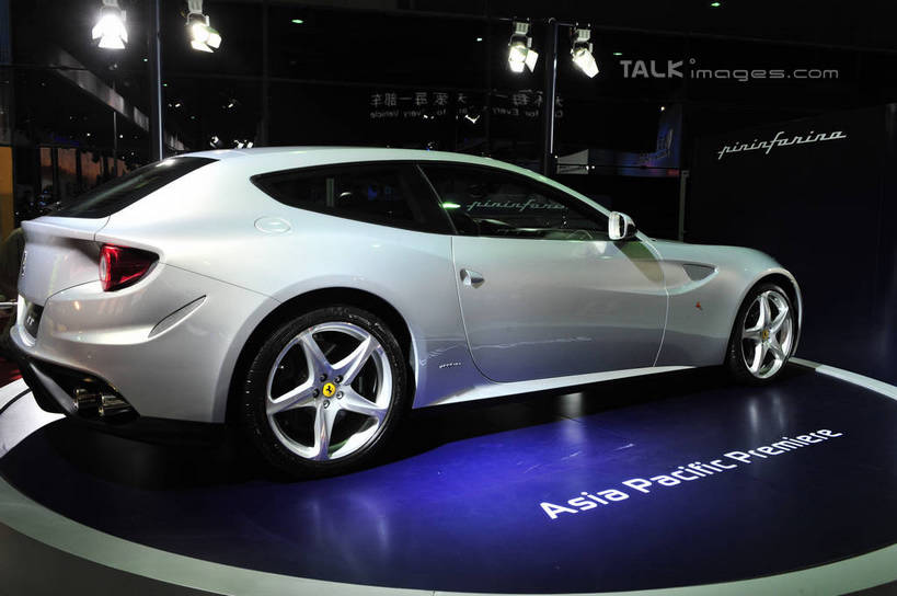 无人,横图,室内,白天,正面,旅游,度假,标志建筑,地标,建筑,汽车,照明,上海,中国,亚洲,一辆,阴影,光线,英文,标志,文字,影子,字符,字母,灯光,跑车,娱乐,标识,建设,浦东,车,灯,白色,灯具,交通工具,享受,休闲,展示,射灯,旅游胜地,放松,展览,车展,英文字母,照亮,申,照明设备,载具,浦东新区,东亚,上海新国际博览中心,法拉利,上海市,龙阳路,中华人民共和国,沪,华东地区,彩图,汽车展览,shlbh1