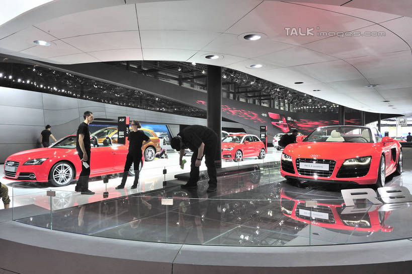 东方人,三个人,伙伴,朋友,站,横图,室内,白天,旅游,度假,友谊,合作,团队,标志建筑,地标,建筑,汽车,帽子,照明,上海,中国,亚洲,停靠,阴影,服装,光线,瓷砖,地砖,影子,灯光,地面,跑车,注视,休闲装,黄种人,娱乐,建设,运动帽,手叉腰,浦东,顶灯,车,灯,背面,衣服,红色,灯具,交通工具,叉腰,观察,看,站着,享受,休闲,休闲服,展示,鸭舌帽,旅游胜地,放松,战略,服饰,观看,展览,车展,奥迪,照亮,申,察看,照明设备,关注,停泊,载具,敞篷跑车,浦东新区,东亚,上海新国际博览中心,上海市,龙阳路,中华人民共和国,沪,华东地区,联合,合谋,单手叉腰,配合,协作,男人,男性,年轻男性,亚洲人,站立,彩图,全身,汽车展览,shlbh1