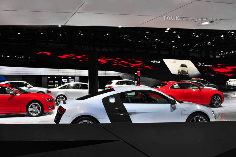 无人,横图,室内,白天,正面,旅游,度假,标志建筑,地标,建筑,汽车,照明,上海,中国,亚洲,停靠,阴影,光线,影子,灯光,娱乐,建设,浦东,顶灯,车,灯,灯具,交通工具,轿车,享受,休闲,展示,旅游胜地,放松,展览,车展,奥迪,照亮,申,照明设备,停泊,载具,浦东新区,东亚,上海新国际博览中心,上海市,龙阳路,中华人民共和国,沪,华东地区,彩图,汽车展览,shlbh1